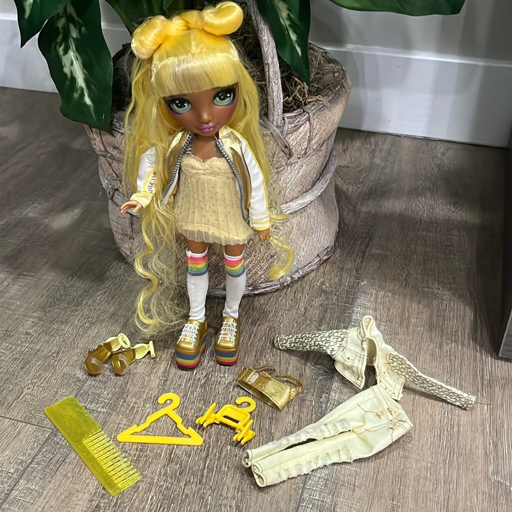 Rainbow High Sunny Madison-Yellow/ Clothes Fashion Doll W accessories